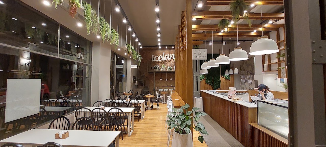 Interior acogedor de Iceland Helados en San Telmo con paredes de ladrillo visto y plantas colgantes