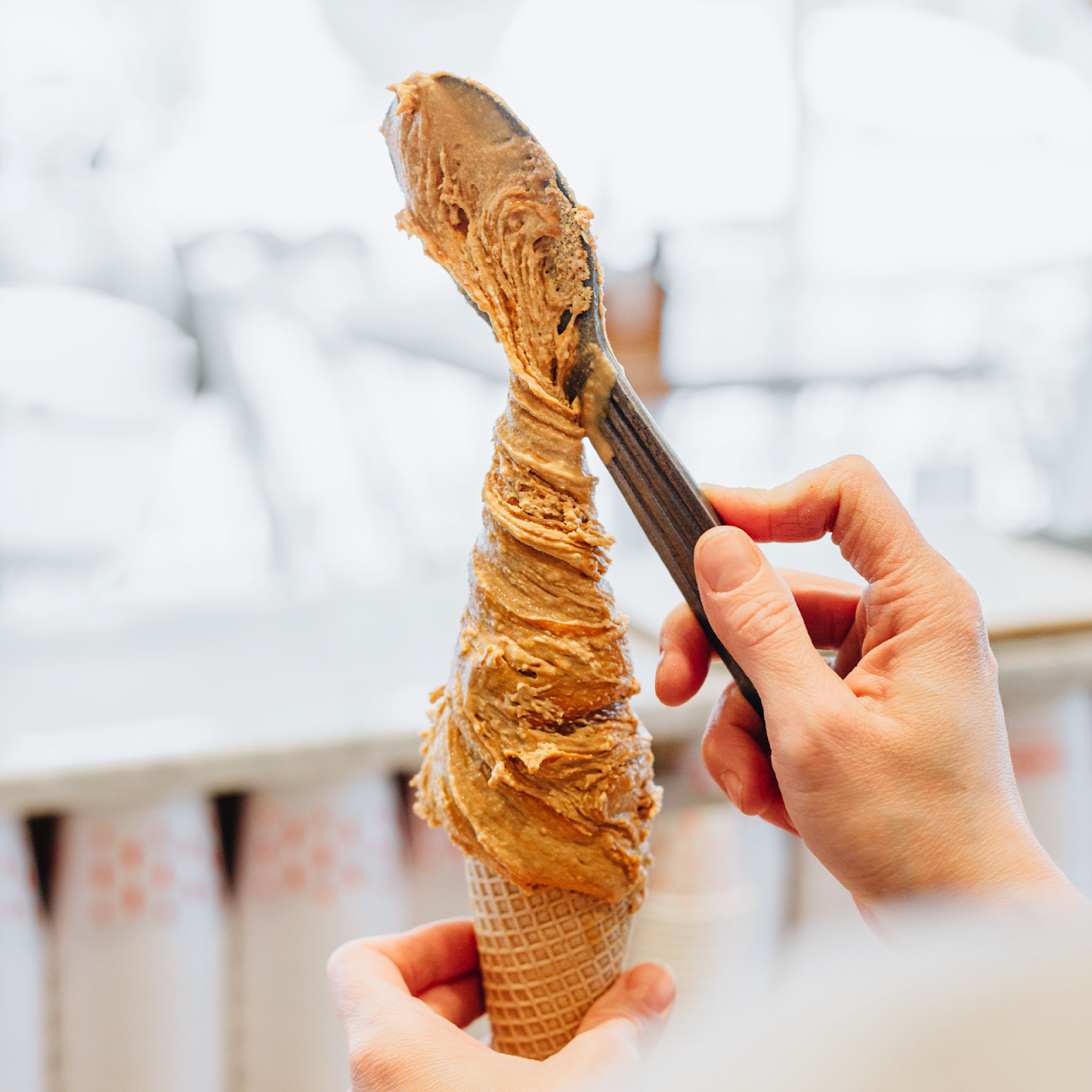 Copa de helado gourmet con chocolate, menta y barquillo